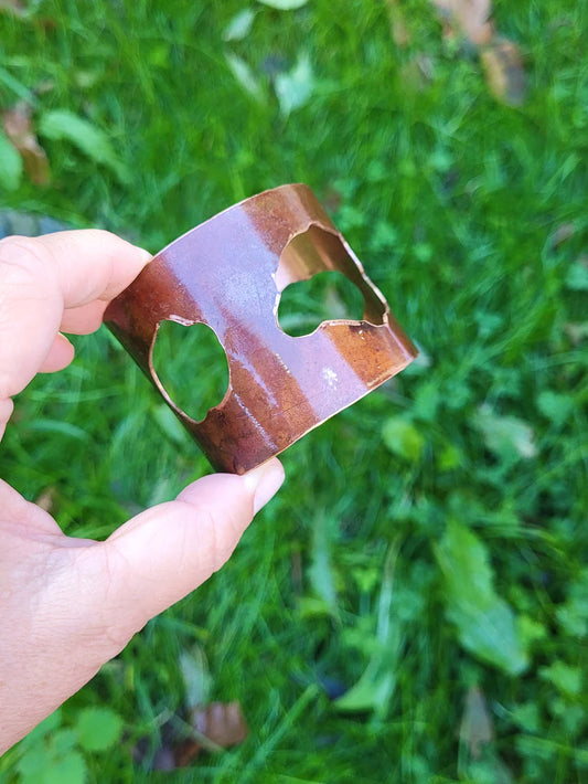 Brazalete de cobre con pátina roja