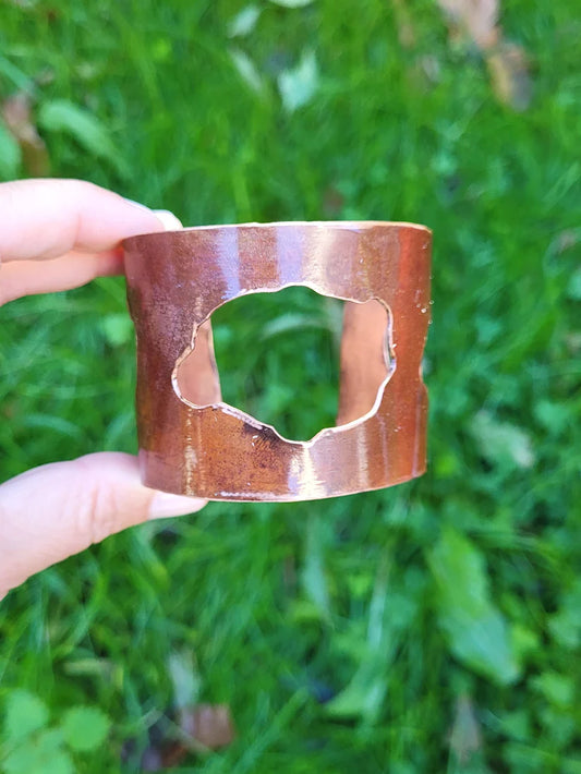 Brazalete de cobre con pátina roja