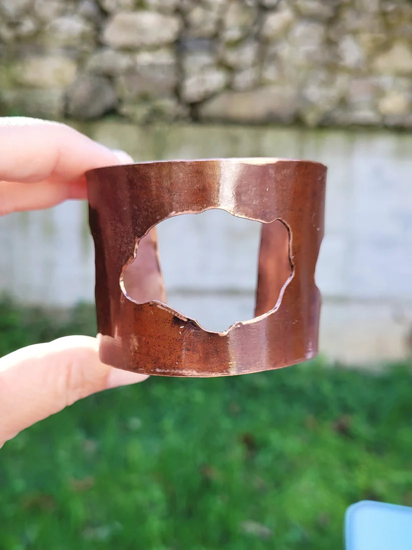 Brazalete de cobre con pátina roja