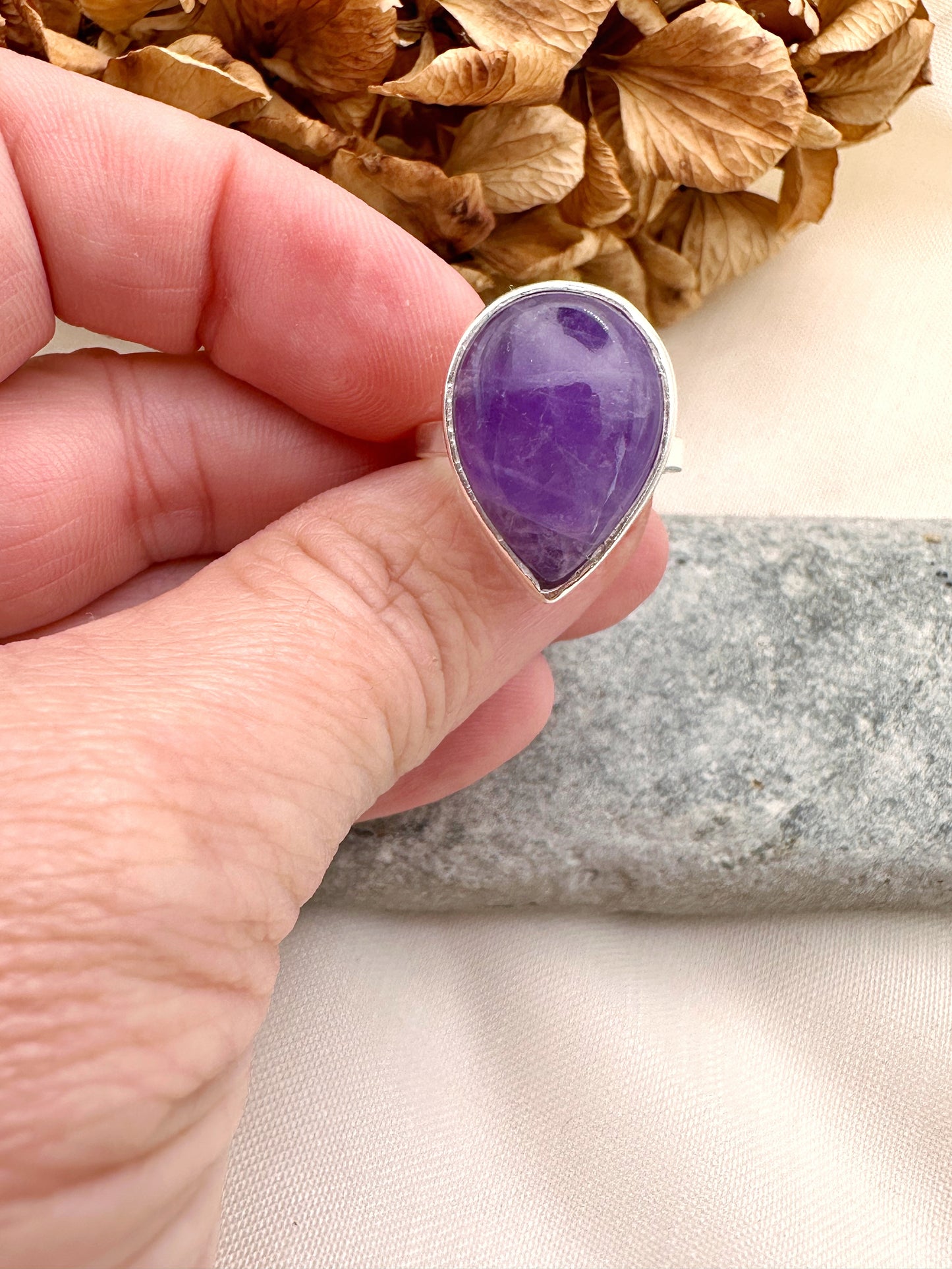 ANILLO DE PLATA CON GOTA DE AMATISTA
