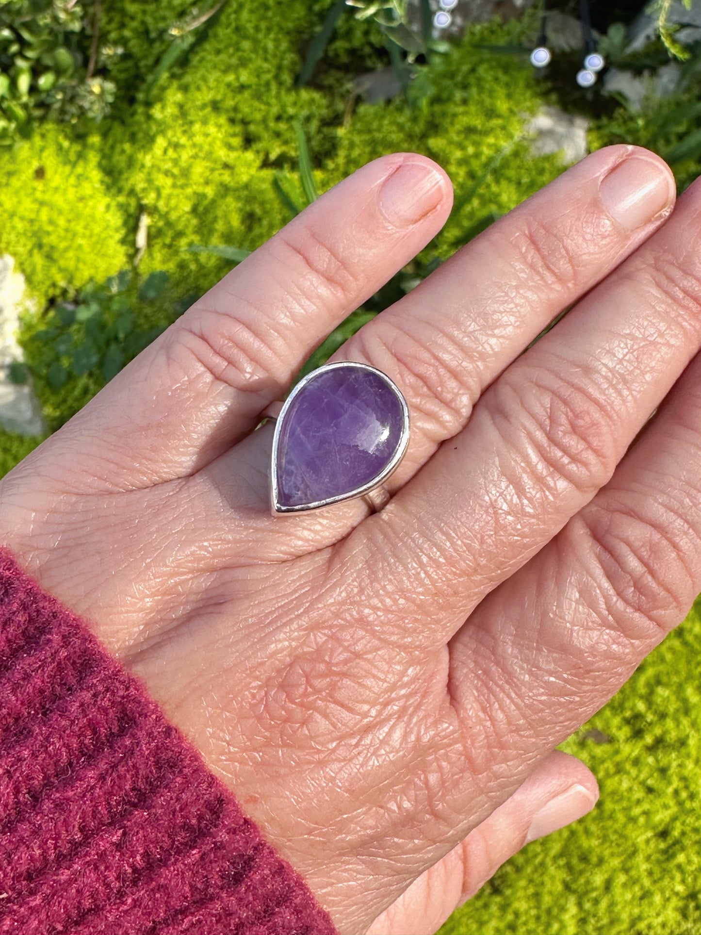 ANILLO DE PLATA CON GOTA DE AMATISTA