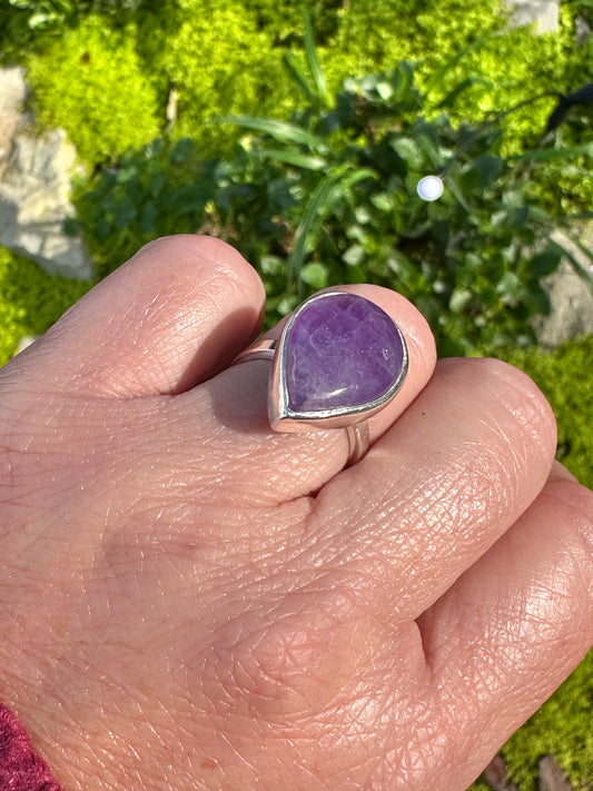 ANILLO DE PLATA CON GOTA DE AMATISTA