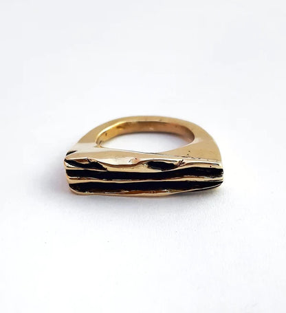 anillo de bronce oxidado