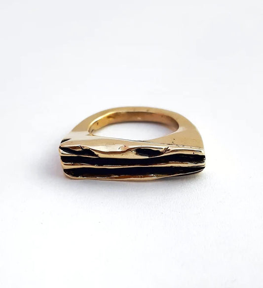 anillo de bronce oxidado
