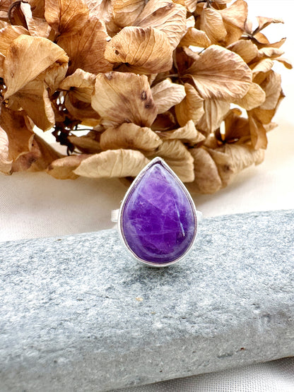 ANILLO DE PLATA CON GOTA DE AMATISTA